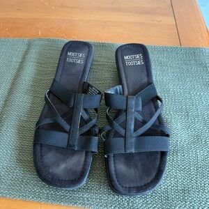 Mootsies Tootsies Mo It’s Fine Black Slide Sandals